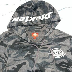 size medium black camo cropped hoodie